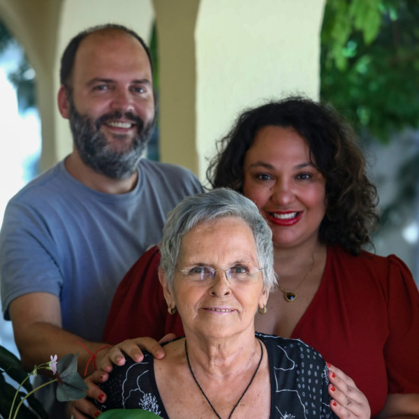 ￼OS jornalistas e apresentadores Carol Kossling e Daniel Oiticica, com sua mãe