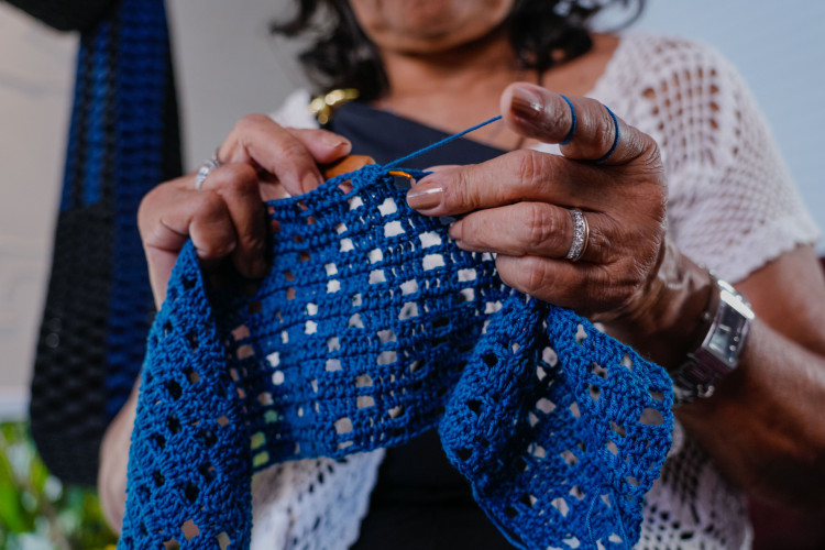 FORTALEZA-CE, BRASIL, 21-10-2025: Crochês e bordados entre gerações. As fotos foram realizadas no Espaço O Povo, na CasaCor 2025. (Foto: Fernanda Barros/ O Povo)
