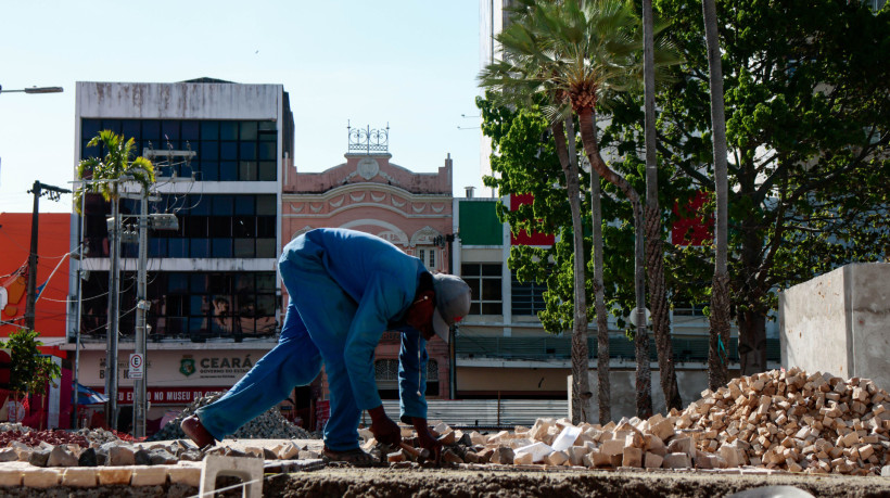As etapas de retirada da pavimenta&ccedil;&atilde;o antiga e dos servi&ccedil;os de hidr&aacute;ulica, incluindo o reservat&oacute;rio das fontes, foram conclu&iacute;das