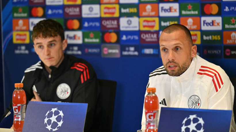 Chelsea e Ajax se enfrentam na Champions League 2025. Na foto, o zagueiro holand&ecirc;s n&ordm; 15 do Ajax, Youri Baas (E), e o t&eacute;cnico holand&ecirc;s do Ajax, John Heitinga (D)