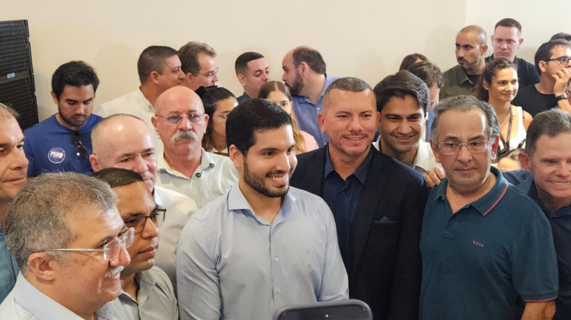 André Fernanedes com PL e aliados na filiação de Ciro Gomes ao PSDB