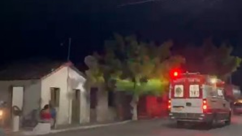 Ambulâncias atuaram no socorro após o desabamento do teto da Secretaria da Saúde de Chaval 