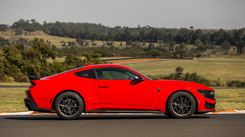 Ford Mustang Dark Horse chega ao Brasil em versão única