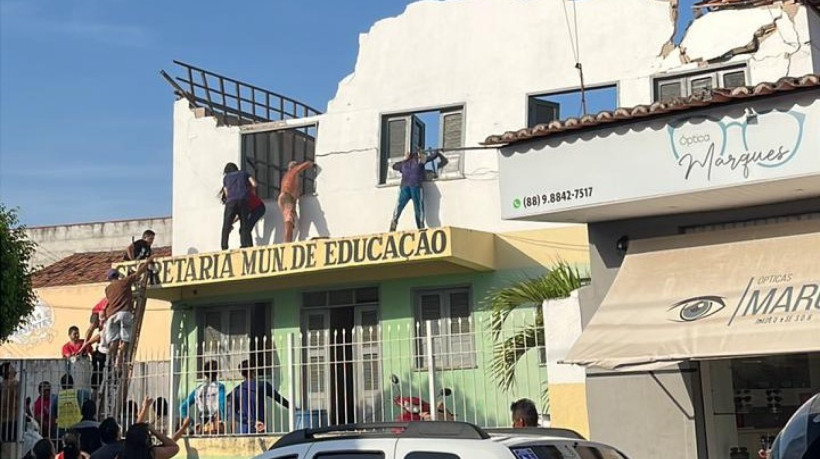 O teto do prédio da Secretaria da Educação de Chaval desabou nesta quarta-feira, 22