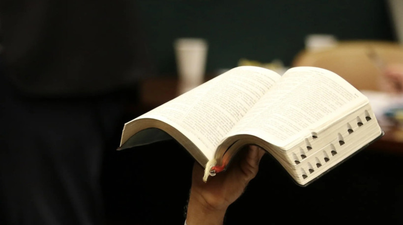 Segundo o prefeito, a medida busca fortalecer a fé dos estudantes.

