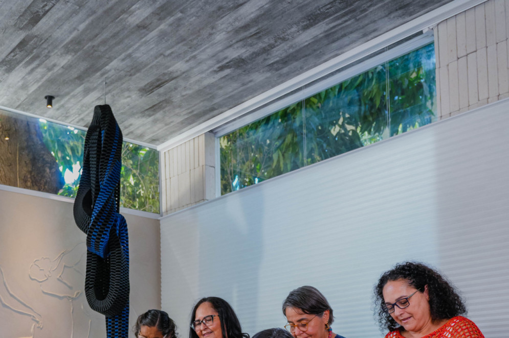 FORTALEZA-CE, BRASIL, 21-10-2025: Crochês e bordados entre gerações. As fotos foram realizadas no Espaço O Povo, na CasaCor 2025. (Foto: Fernanda Barros/ O Povo) (Foto: FERNANDA BARROS)