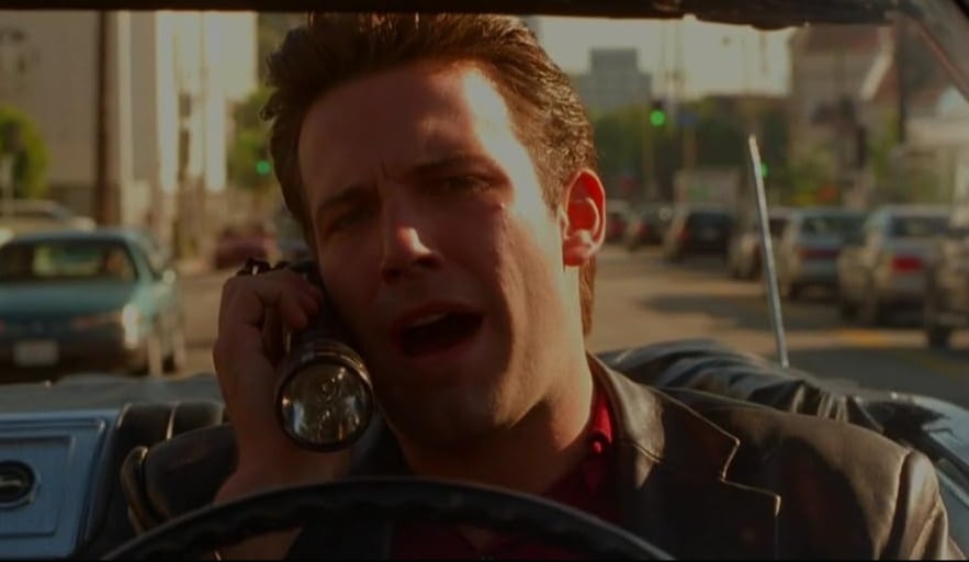 A carreira de Affleck passou por altos e baixos, especialmente após o desempenho negativo de “Contato de Risco” em 2003, no qual contracenou com Jennifer Lopez. O filme foi muito criticado e prejudicou temporariamente sua reputação em Hollywood, o que o levou a se afastar dos papéis principais por alguns anos.