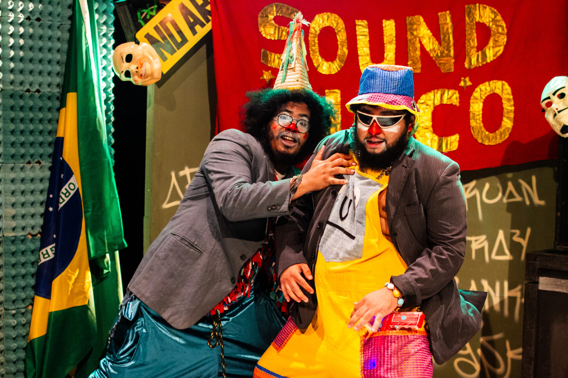 Bitobeat e Iky Lourenço interpretam os palhaços guerrilheiros de "Operação Baile Balanço"