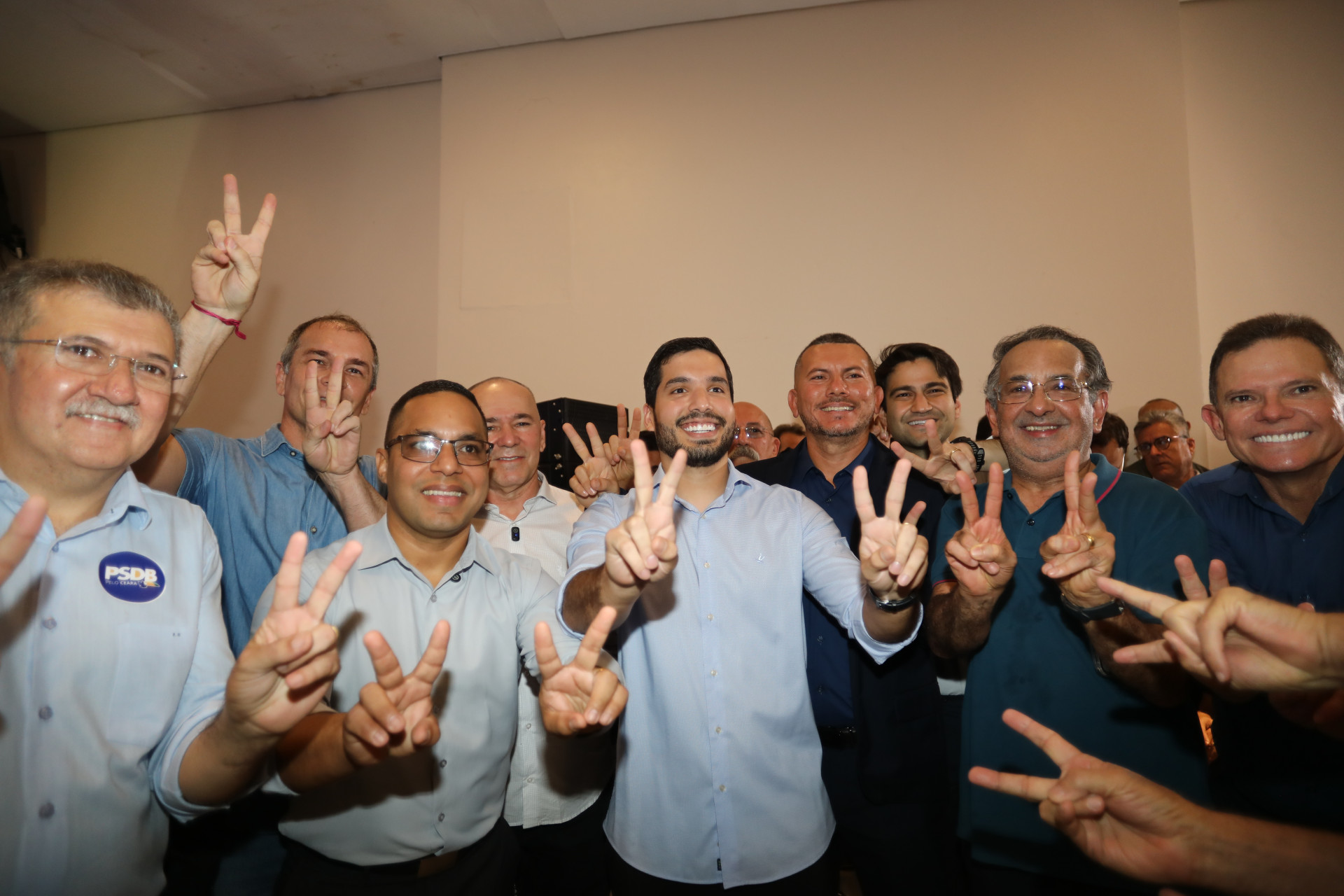 André Fernandes com aliados na filiação de Ciro Gomes ao PSDB (Foto: FÁBIO LIMA)