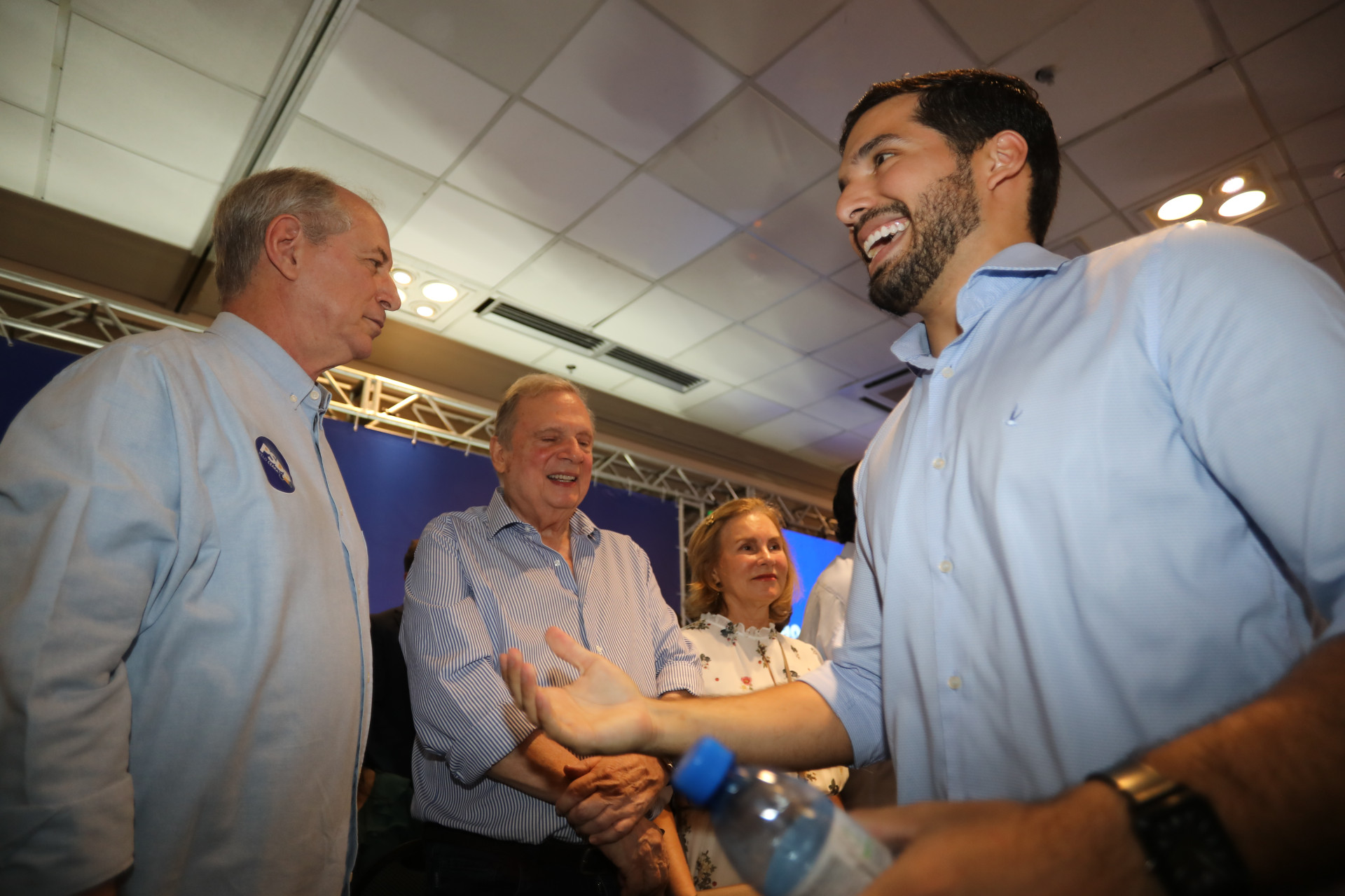 Ciro Gomes e André Fernandes, com Tasso e Renata ao fundo (Foto: FÁBIO LIMA)