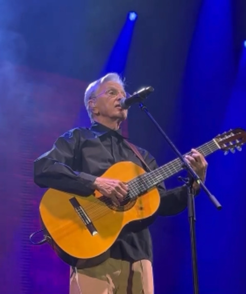 Após o falecimento da cantora e afilhada Preta Gil, no dia 20 de julho, Caetano cantou em seu show no RJ uma música nunca antes cantada por ele, em homenagem a ela. Caetano era como um tio para Preta, já que foi casado com Dedé Gadelha, irmã da mãe da cantora, Sandra, e é amigo de longa data de Gilberto Gil, pai de Preta. 