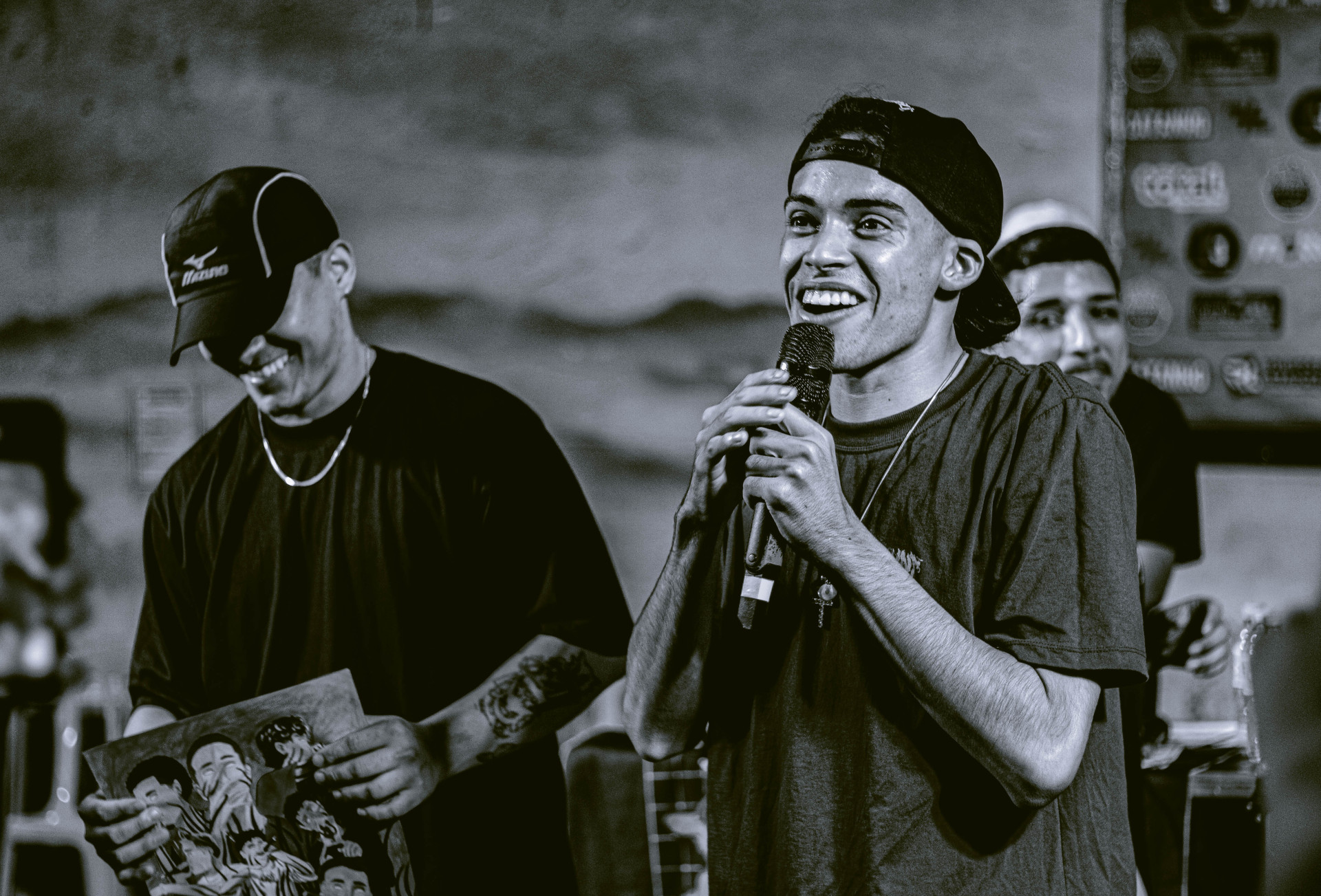 Esbanjando carisma, a apresenta&ccedil;&atilde;o do evento ficou por conta de Niel Santos e Pel&eacute;, organizador da batalha do Polo do Conjunto Cear&aacute;