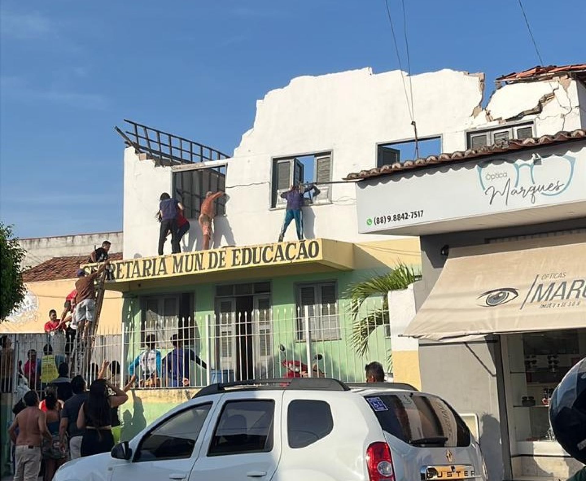 30 profissionais de educação ficaram feridos  (Foto: Chaval 24 horas/ divulgação)