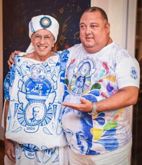 O grupo festejou o talento musical do cantor e compositor da Bahia usando trajes e acessórios inspirados no movimento tropicalista, do qual Caetano Veloso foi um dos pioneiros. Vamos saber mais sobre este colosso da música brasileira?