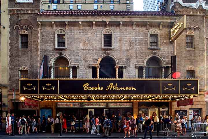 As décadas seguintes consolidaram a Broadway como indústria global. Nos anos 1960 e 1970, surgiram produções ousadas, com linguagem mais moderna e experimental, refletindo o espírito de uma sociedade em transformação. 
