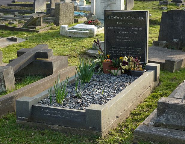 No túmulo de Carter, no Putney Vale Cemetery, em Londres, está escrito: Que seu espírito viva, que você passe milhões de anos, você que ama Tebas, sentado com seu rosto ao vento norte, seus olhos contemplando a felicidade, uma citação tirada do Cálice dos Desejos de Tutankamon.