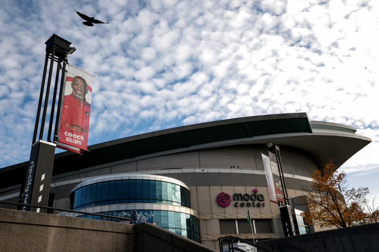 Imagem do técnico Chauncey Billips, do Portland Trail Blazers, no lado externo do ginásio Moda Center