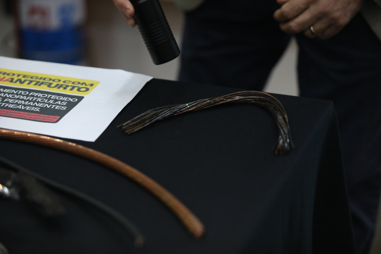 Demonstra&ccedil;&atilde;o de como os fios com a tinta podem ser identificados