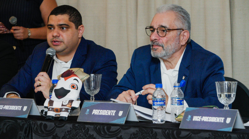 FORTALEZA, CEARÁ, BRASIL, 23-09-2025: Reunião do Conselho Técnico do Campeonato Cearense de 2026. Na foto, o presidente FCF, Mauro Carmélio, e o vice-presidente, Mauro Carmélio Neto. (Foto: Fernanda Barros/ O Povo)