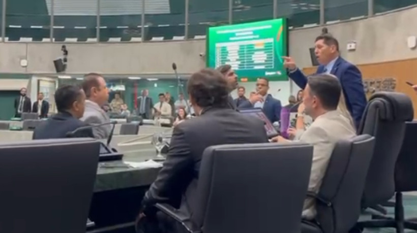 Deputados discutem durante sessão na Assembleia Legislativa