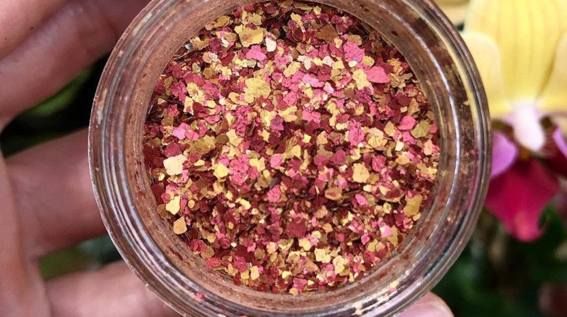 O glitter comest&iacute;vel verdadeiro &eacute; feito com ingredientes aprovados para o consumo humano