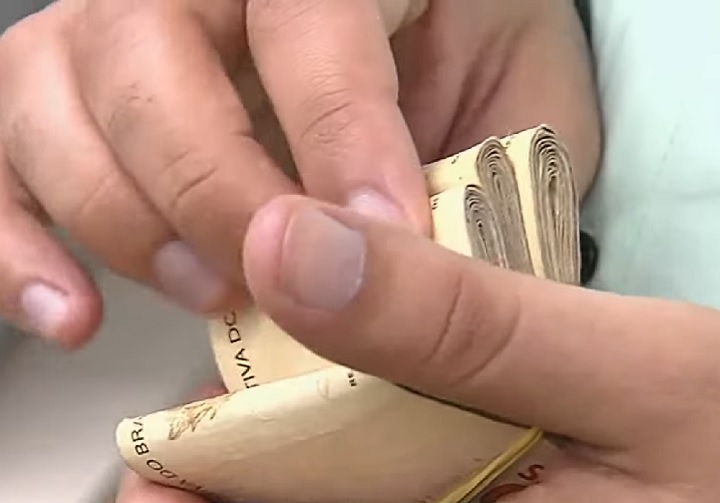 Atualmente, dependendo de quanto o trabalhador tem na conta do FGTS, ele pode sacar um percentual por ano se optar pelo saque-aniversário.