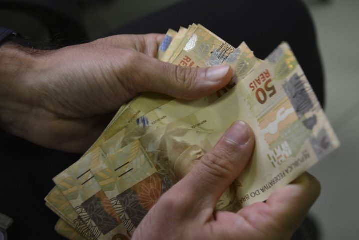 Vale lembrar que, em média, quem adere ao saque-aniversário tem sacado até oito anos de FGTS por contrato de antecipação.
