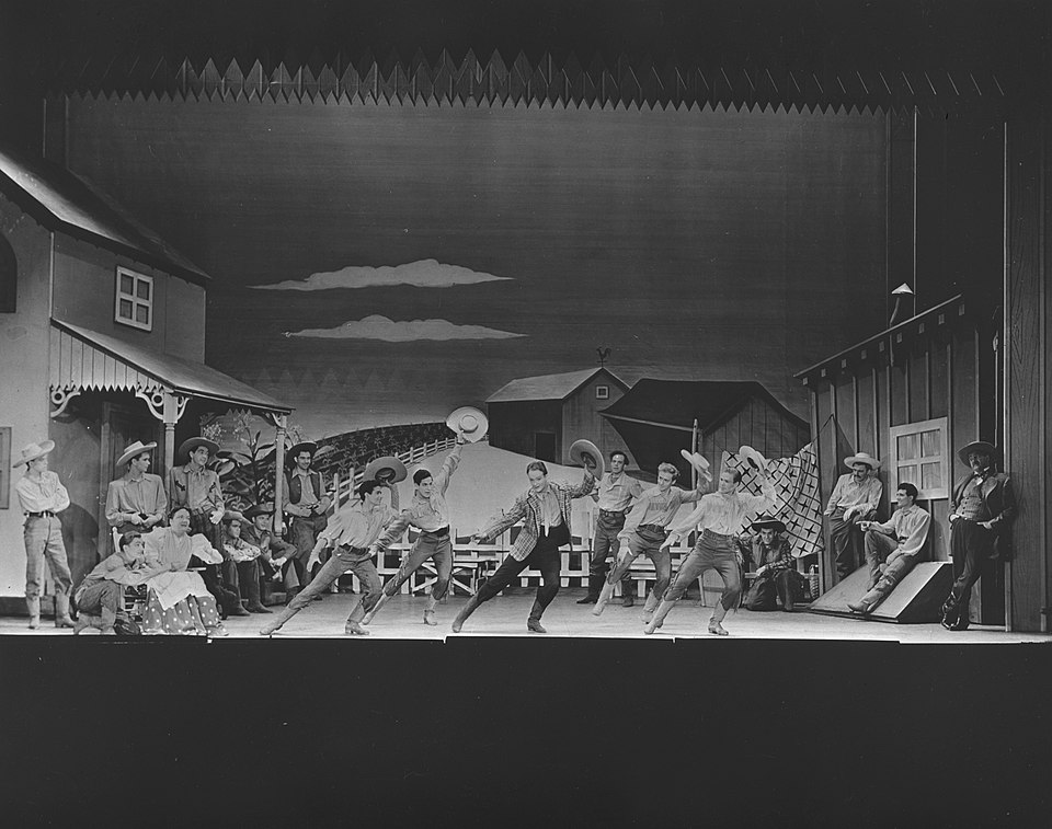 Em 1943, o musical Oklahoma!, de Richard Rodgers e Oscar Hammerstein, revolucionou o gênero ao integrar música, dança e enredo de forma orgânica. 
