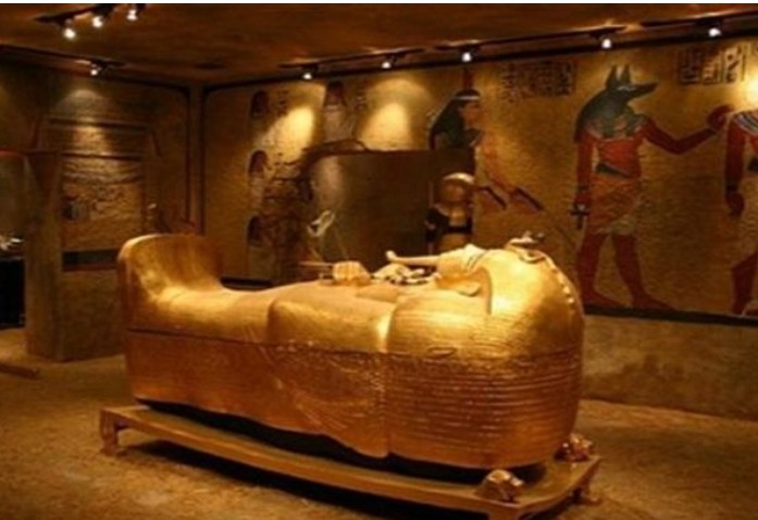 A tumba de Tutankamon passou por uma restauração entre 2009 e 2019, com uma interrupção durante a Revolução Egípcia de 2011.