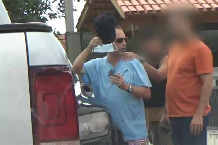 Pereira contou que fez o pagamento em dinheiro a uma pessoa que intermediou a compra do documento em um cartório. 
