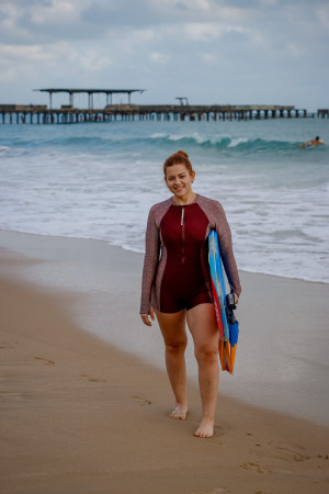 FORTALEZA, CE, BRASIL, 24-10-2025: Domitila Andrade, Reporter do Jornal O POVO, entrevista Rangéria Amorim, 48 anos, atendimento de marketing, fala sobre sua superação contra o câncer e ensina como surfar de body board. (Foto:Aurelio Alves / Jornal O POVO)(Foto: AURÉLIO ALVES) FORTALEZA, CE, BRASIL, 24-10-2025: Domitila Andrade, Reporter do Jornal O POVO, entrevista Rangéria Amorim, 48 anos, atendimento de marketing, fala sobre sua superação contra o câncer e ensina como surfar de body board. (Foto:Aurelio Alves / Jornal O POVO)(Foto: AURÉLIO ALVES)