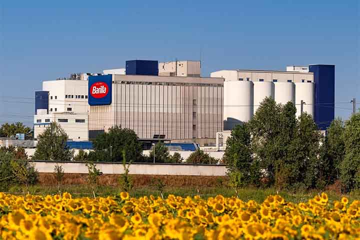 Inicialmente a nova empresa contava apenas com uma grande mesa, um rolo de madeira para abrir a massa e um modesto forno. A ideia por trás de sua fundação era fornecer à vizinhança massas e pães frescos e feitos na hora. 