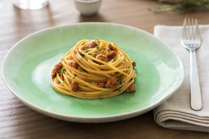 Uma porção relativamente pequena de macarrão já é suficiente para nos deixar saciados, rico em carboidrato. Isso é bom especialmente para pessoas que buscam a perda de peso.