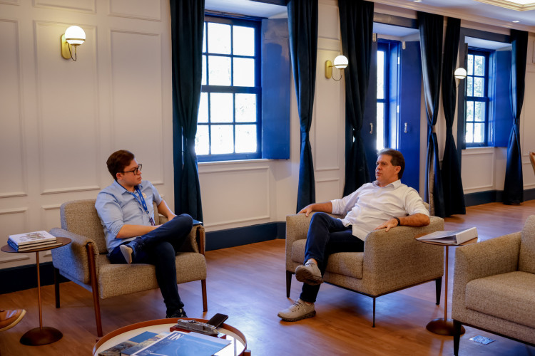 Evandro Leitão é entrevistado no Paço Municipal pelo colunista Guilherme Gonsalves(Foto: AURÉLIO ALVES)