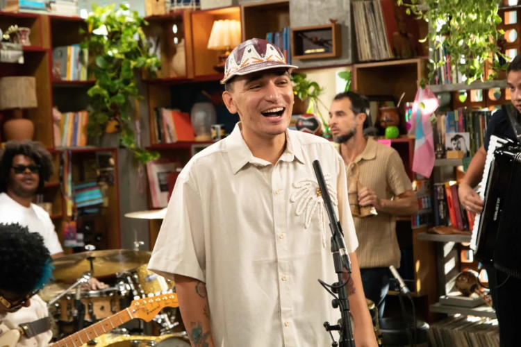 Cantor de estreia do Tiny Desk Brasil, o pernambucano João Gomes