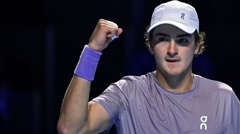O brasileiro João Fonseca devolve a forehand para o canadense Denis Shapovalov durante a partida das quartas de final do torneio de tênis Swiss Indoors ATP 500, em Basileia, em 24 de outubro de 2025. (Foto de Fabrice COFFRINI / AFP)