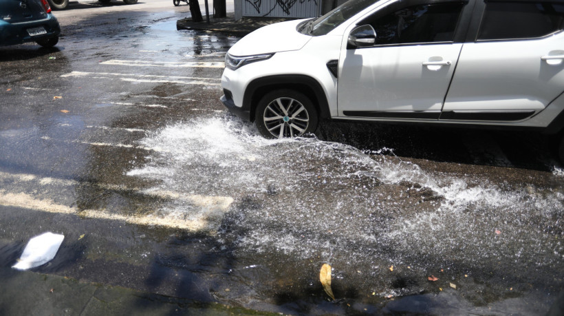 Alagamentos são cotidiano para quem passa pelo cruzamento da avenida Carapinima com a rua Juvenal Galeno, no bairro Benfica, em Fortaleza