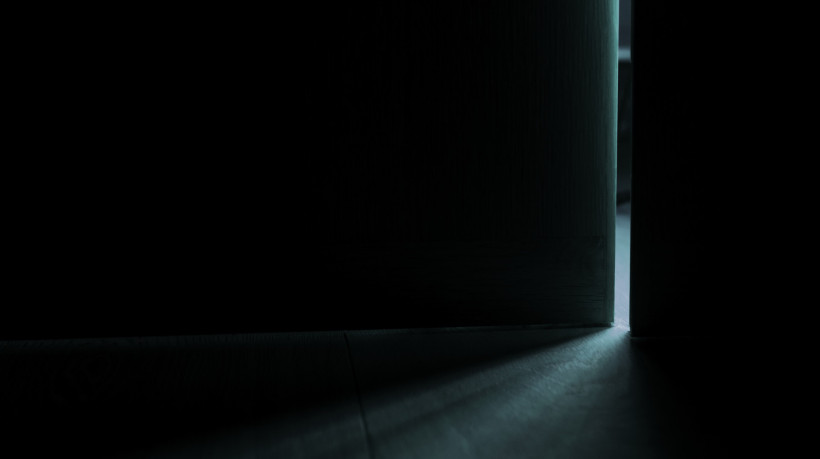 Antes da eletricidade, as noites eram silenciosas e envoltas em escuridão. Nesses contextos, qualquer som inesperado, como um assobio, poderia causar medo.