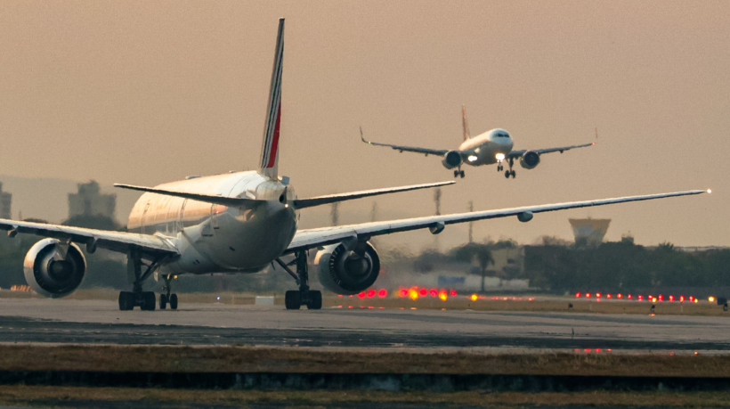 Avião pousando no Aeroporto Internacional Pinto Martins, em Fortaleza