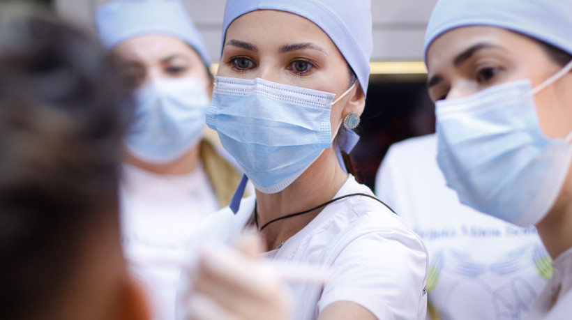 Dia do Dentista: o trio escova&ccedil;&atilde;o, fio dental e enxaguante faz parte do cuidado di&aacute;rio, mas a const&acirc;ncia &eacute; o fator principal