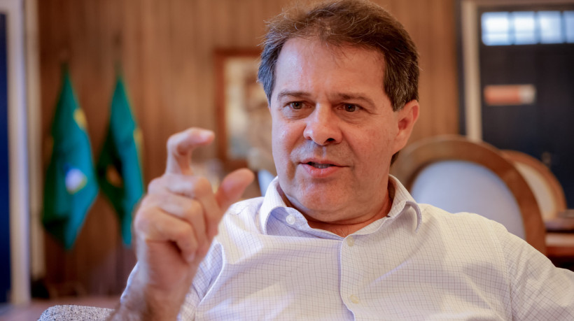 O prefeito de Fortaleza, Evandro Leit&atilde;o (PT), assina mensagem legislativa que prop&otilde;e revis&otilde;es de c&aacute;lculo para tributos municipais, como IPTU e ilumina&ccedil;&atilde;o p&uacute;blica