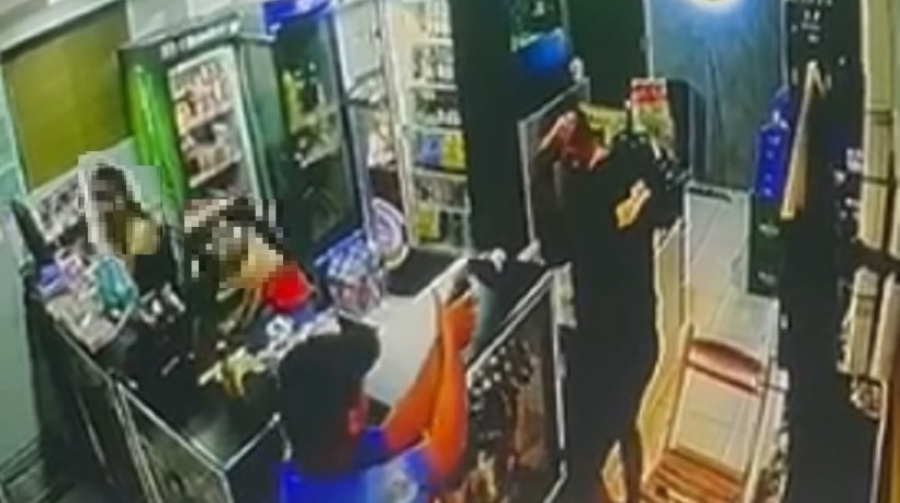 Câmeras de vigilância flagraram o momento em que um homem de 22 anos foi assassinado dentro de um estabelecimento comercial localizado no bairro Vila Peri, em Fortaleza