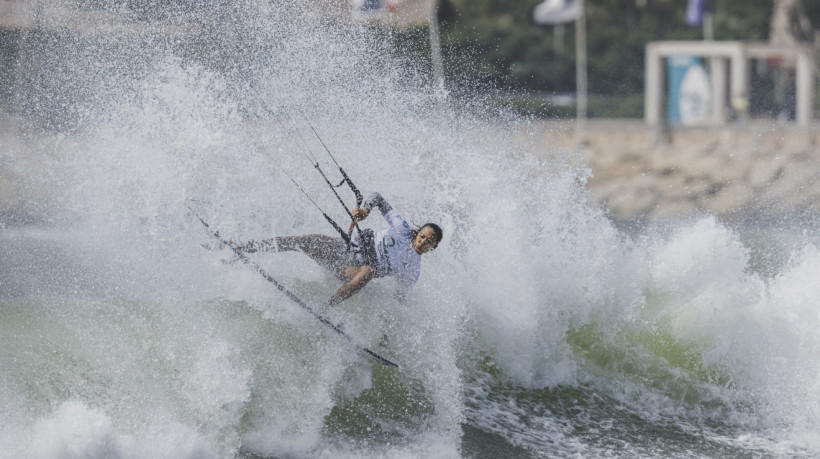 Kitesurfista Kesiane Rodrigues durante etapa da Global Kitesports Association