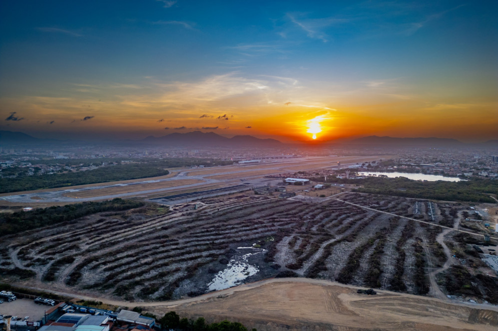 ￼ÁREA de desmatada na Floresta do Aeroporto Internacional Pinto Martins (Foto: Aurélio Alves)