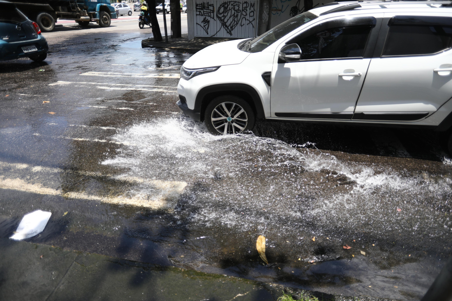 ALAGAMENTOS são cotidiano no local (Foto: FÁBIO LIMA)