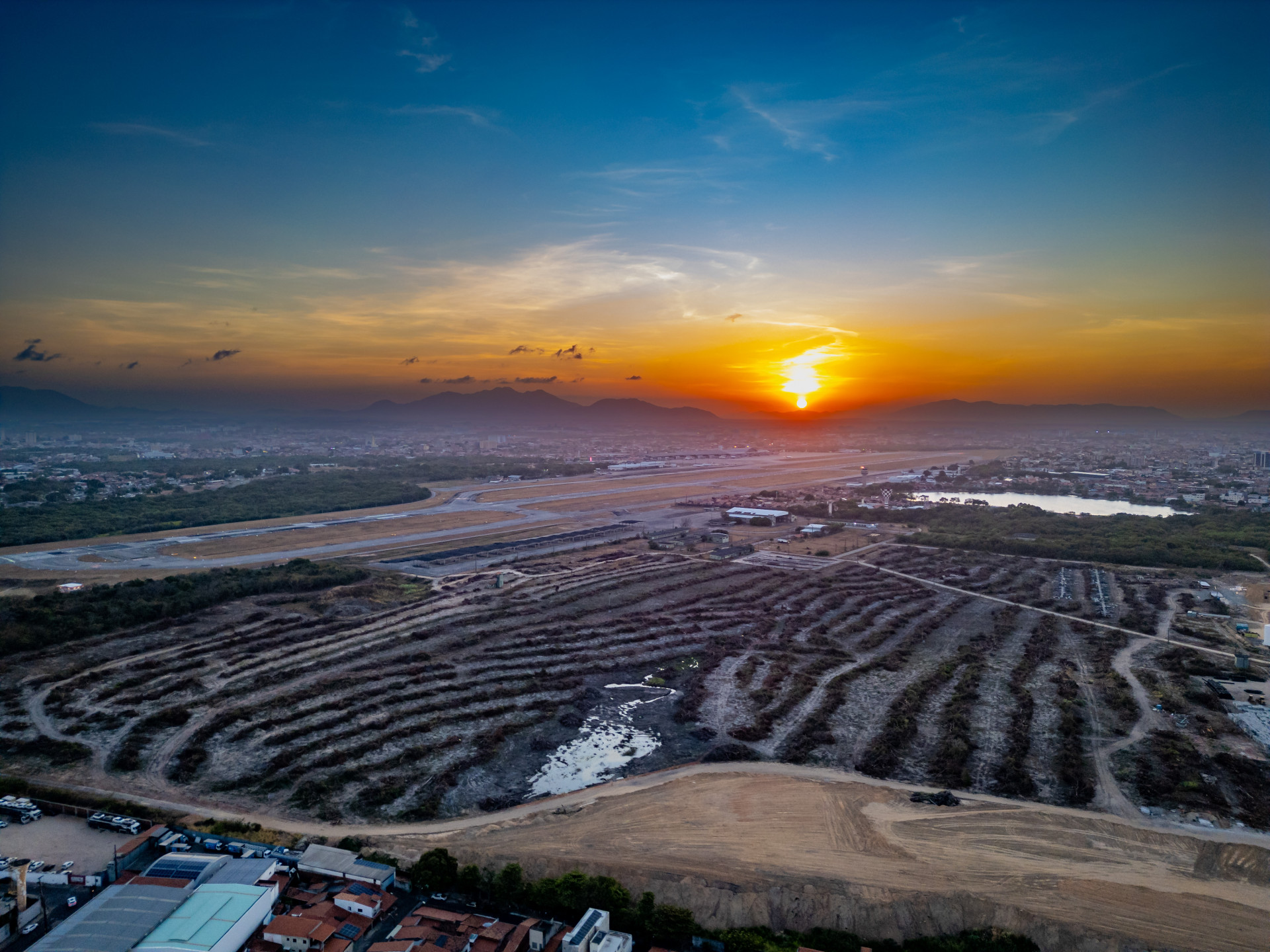 Área de desmatamento do Aeroporto Internacional Pinto Martins, vista aérea (Foto: FOTOS Aurélio Alves)