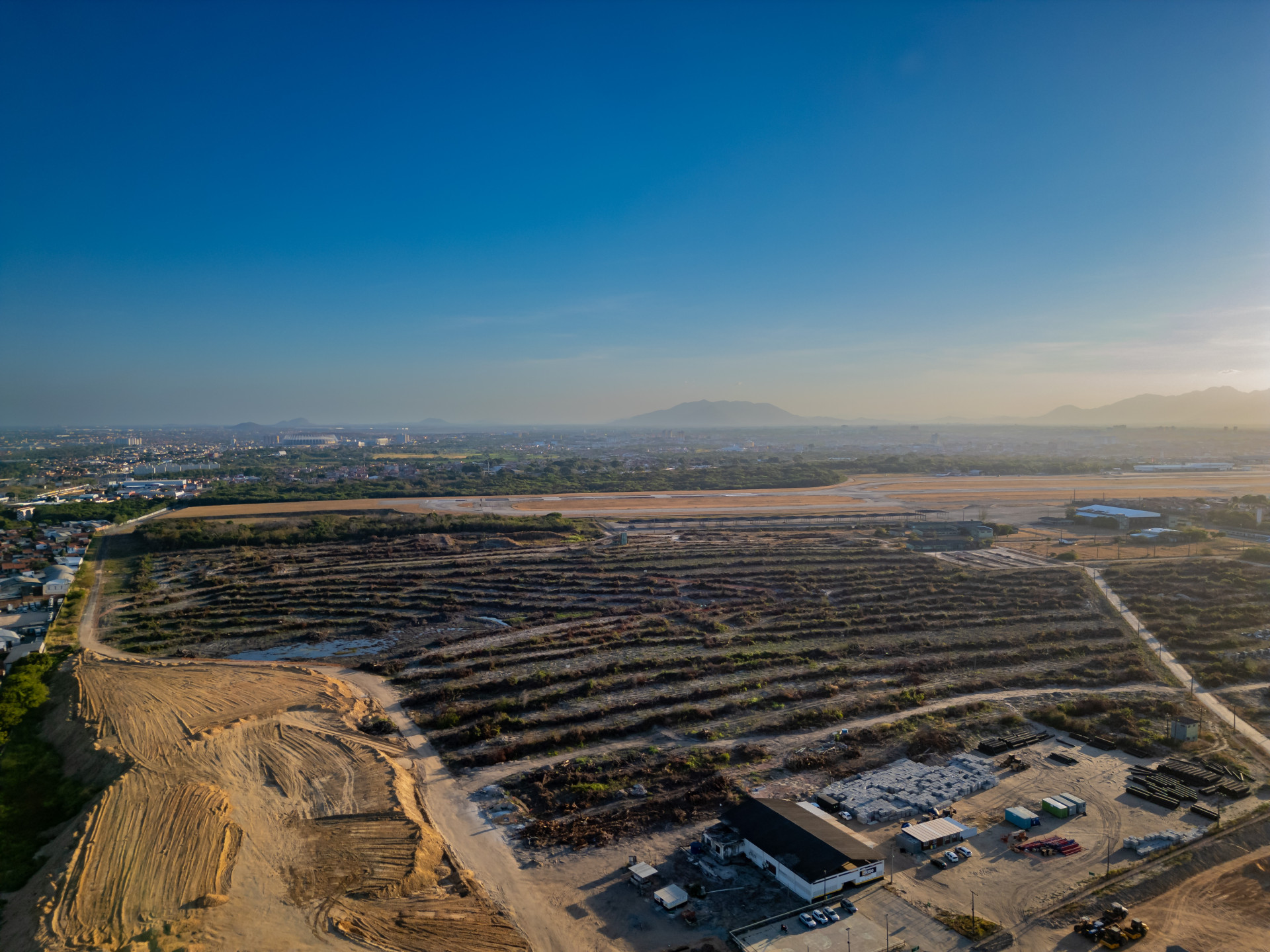 FORTALEZA, CE, BRASIL, 23-10-2025: Área de desmatamento do Aeroporto Internacional Pinto Martins, vista aérea. (Foto:Aurelio Alves / Jornal O POVO) (Foto: AURÉLIO ALVES)