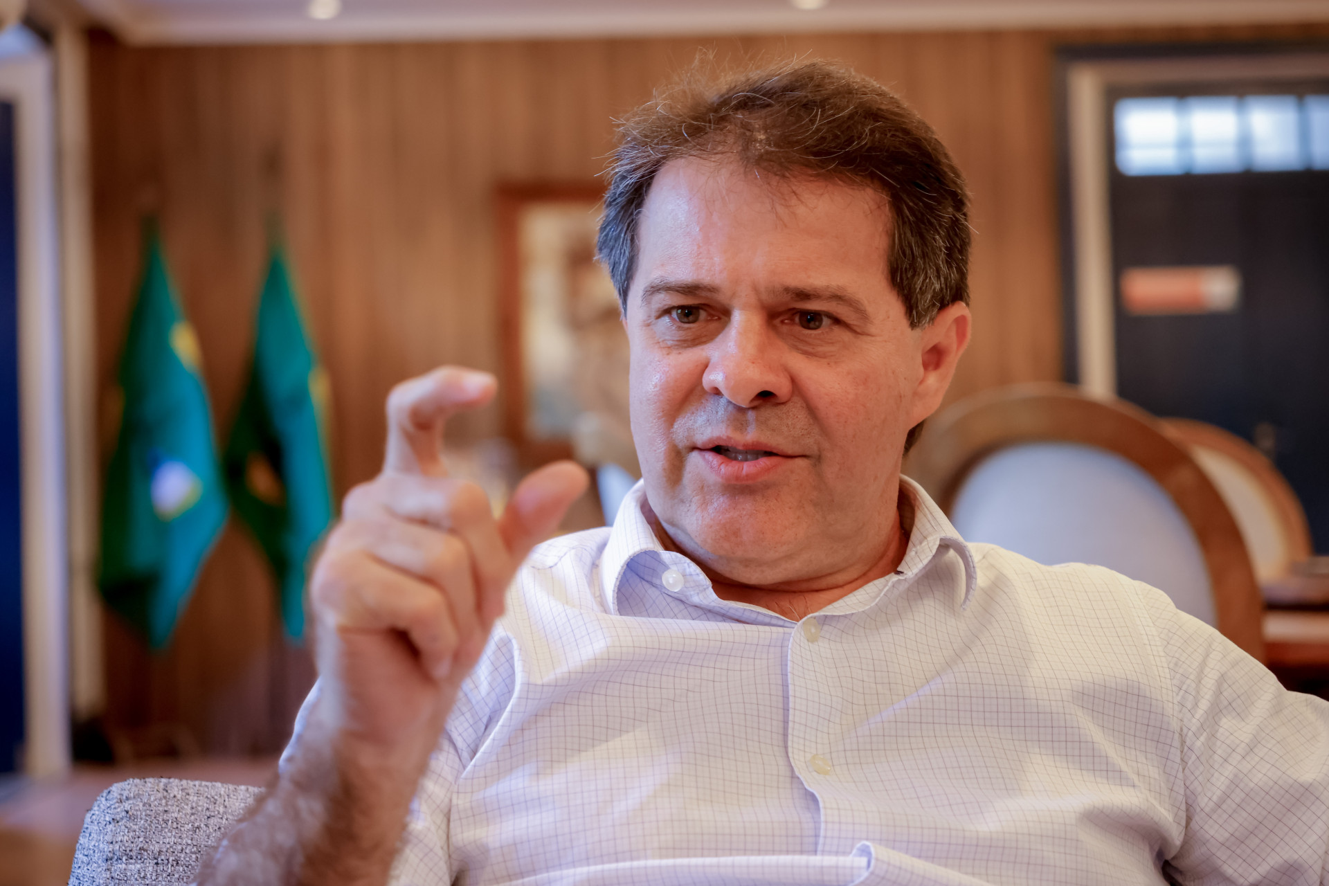 ￼O prefeito de Fortaleza, Evandro Leitão (PT), assina projeto que propõe revisões de cálculo para tributos municipais, como IPTU e iluminação pública (Foto: AURÉLIO ALVES)