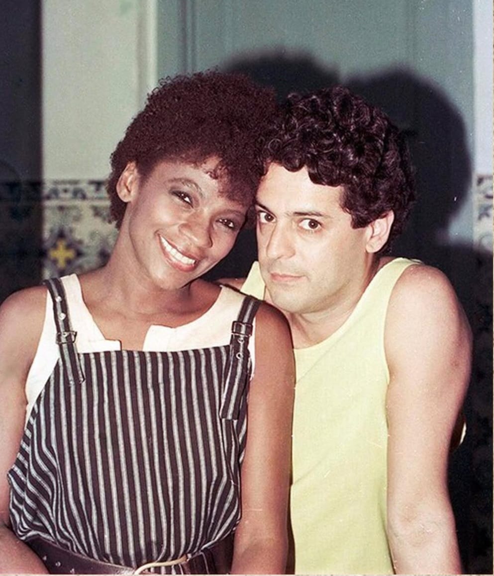 Em 1984, Zezé interpretou Sônia, par romântico do ator branco Marcos Paulo, na novela “Corpo a Corpo”. Se na ficção o casal enfrentava preconceitos da família dele, na vida real a atriz também sofreu e recebeu comentários profundamente racistas naquela época.
