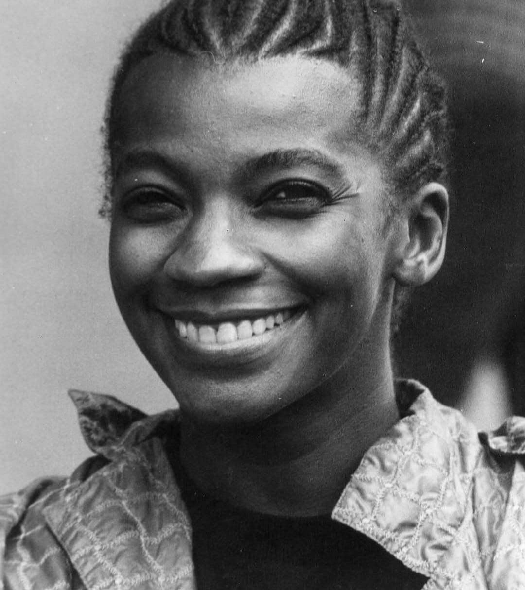 No mesmo ano, iniciou sua carreira na televisão na novela Beto Rockfeller, da TV Tupi. Nos anos 1970, decidiu ser cantora e lançou seus primeiros discos e se apresentou em casas noturnas de São Paulo, como Balacobaco e Telecoteco.
